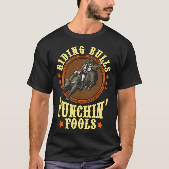 Riding Bulls Punchin' Fools Competitive Bull Rider T Shirt (Framsida)