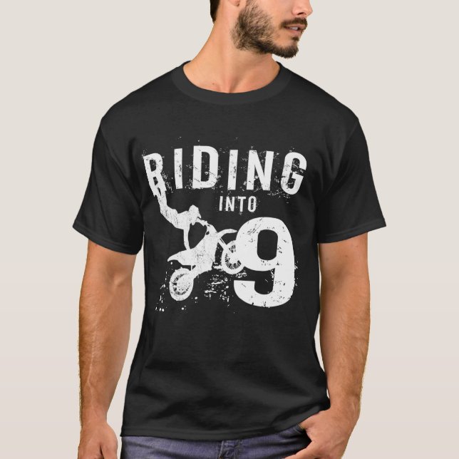 Riding in i 9 år Old 9 Birthday Boy Dirt Bike T Shirt (Framsida)