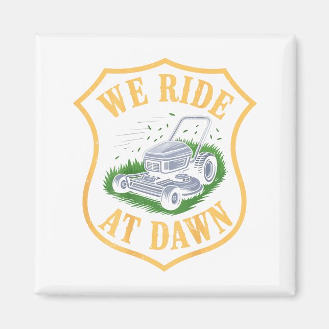 Riding Lawn Mower We Ride At Dawn Funny Lawn Mowin Magnet (Framsidan)