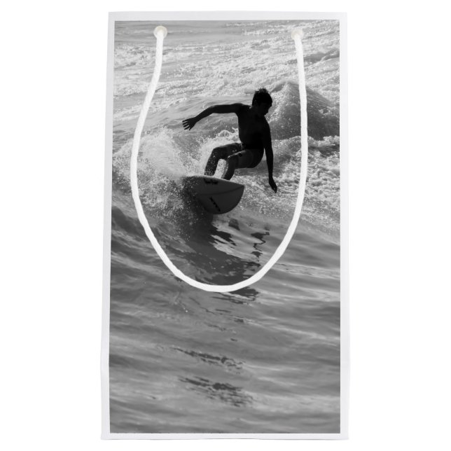 Riding the Wave Grayscale (Framsidan)