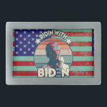 Ridin'med biden eating ice-Cream Retro Sunset<br><div class="desc">Amtrak Joe har en konstig design i sjöslassar som slickar glass som chef. Detta är en underbar titt för 46 anhängare, arbetstagare, skattebetalare, progressiva, väljare, högskola studenter, eller någon som kärlek president Biden. Du kan anpassa den här designen med ett monogram, namn eller annan text och bilder. Kontakta designern om...</div>