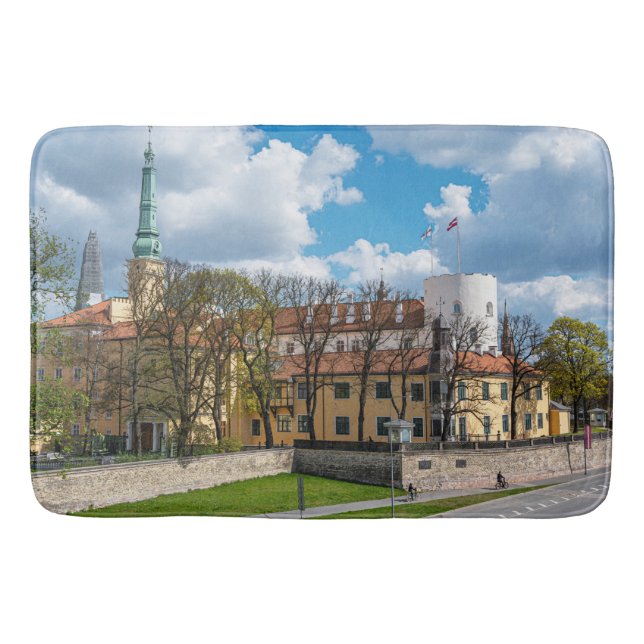 Riga Castle under solnydagen i Riga, Lettland Badrumsmatta (Framsidan)
