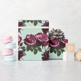 Rika lila och djupröda rosor på en mintgrön bakgru presentpapper