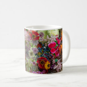 Riklig höstlig blomsterbukett med gerbera och bär kaffemugg