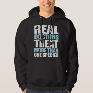 Riktig doktor behandlar mer än en art veterinär hoodie