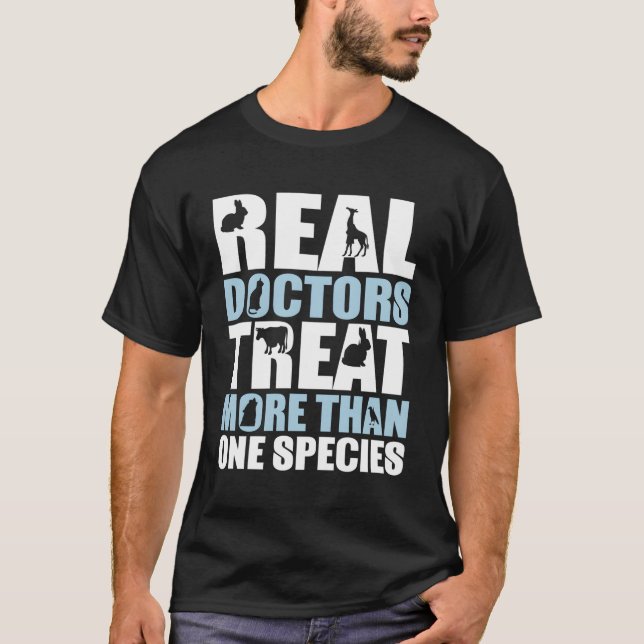 Riktig Doktor behandlar mer än en art Veterinari T Shirt (Framsida)