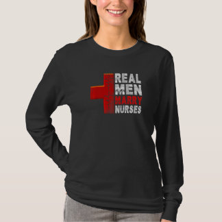 Riktiga män gifter sig med undersköterskor Humor T Shirt