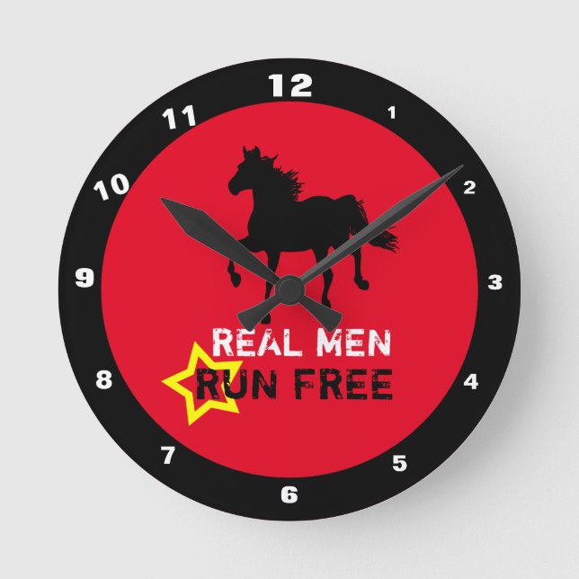 Riktiga män springer fritt & vild svart häst (Tuff Rund Klocka (Framsida)