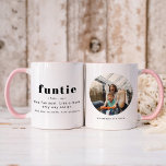 RILEY Modern Cute Funtie Definition Photo Auntie Mugg<br><div class="desc">Den här keramiska mugg har en modern typsnittskombination och en roligt definition av "funtie". Det här kaffet kopp är perfektens gåva till ditt favoritföretag för hennes födelsedag,  som ett gravid eller till jul. Lägg enkelt fotot på den andra sidan om du vill ha en personlig beröring för roligten.</div>