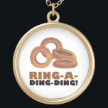 Ring-a-Ding-Ding Bride Förlovning Bachelorette Guldpläterat Halsband<br><div class="desc">Utformningen har en originalmarkörillustration av smaksatt golden brun lök ringar, med RING A DING i ett typsnitt av roligten. Underbar för en bachelorettfest eller möhippa. Ser du inte vad du är tittar för? Behöver du hjälp med anpassning? Klicka på "kontakta den här designern" för att få något skapat för dig!...</div>