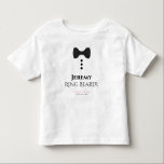 Ring Bearer Black Tie Bröllop Young Child T-shirt<br><div class="desc">Dessa t-shirts med roligt är designade som favörer eller gåvor till bröllop ring. T-tröjan är vit och har en bild av en svart bågslips och tre knappar. Texten lyder Ring Bearer och har ett ställe att skriva in namn samt bröllop parets datum namn och bröllop. Underbart tillägg till en bröllop-säck....</div>