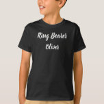 Ring Bearer Black Vit namn Bröllop T Shirt<br><div class="desc">Fin kalligrafi,  svart och vit Ring Bearer t-shirt. Lägg till ditt namn. Perfekt för Bröllopsfest. Du kan anpassa dig med ditt namn.</div>