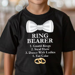 Ring Bearer Duties Funny Bröllop Tee<br><div class="desc">Skaffa ditt lilla ring-redo för den stora dagen med den här roliga och söta T-shirt som beskriver hans viktiga uppgifter! Den här leksaken är perfekt för pojkar som är ivriga att spela sin roll i bröllop-ceremonin. Utformningen innehåller en checklista över innehavaruppgifter för ring, skapar den som en roligt och en...</div>