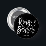 Ring Bearer | Script Stil Blk Personligt bröllp Knapp<br><div class="desc">Gör att din ring-ägare känner extra speciell med den här namnknappen. Den innehåller ord "Ringinnehavare" i ett elegant-skript stil. Under detta är en plats för hans namn eller initialer.</div>