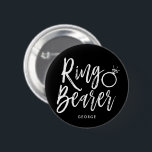 Ring Bearer | Script Stil Blk Personligt bröllp Knapp<br><div class="desc">Gör att din ring-ägare känner extra speciell med den här namnknappen. Den innehåller ord "Ringinnehavare" i ett elegant-skript stil. Under detta är en plats för hans namn eller initialer.</div>