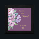 Ring Box för Periwinkle Joy Lila Blommigt Bröllop Minnesask<br><div class="desc">Smyckeskrinen är fullt anpassade och perfekt ring-lådan för ett Bröllop. Rutan koordinerar bra med motsvarande Periwinkle Joy Lila Wedding-inbjudningar och kort. Du blir imponerad av högkvalitativ och levande utskrift.</div>