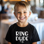 Ring Boy Ring Bearer T-shirt<br><div class="desc">Skaffa ditt lilla ring-redo för den stora dagen med den här vackra Ring-skjortan! Denna garanti för roligt och snyggt är perfekt för pojkar som är ivriga att spela en viktig roll vid ceremonin i bröllop. Den söta designen har ord "Ring-killen" och ett par ringar, skapar den som en minnesvärd keepy...</div>