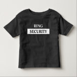Ring Security Ring Bearer Namn T Shirt<br><div class="desc">Få din ring-ägare att känna sig speciell med den här ring-säkerhetsskjortan. Klicka - personalisera -för att enkelt lägga till ditt anpassade namn. Snyggtens balk- och vitdesign.</div>
