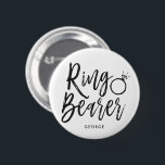 Ringbearer | skrivar stilpersonligt bröllp knapp<br><div class="desc">Gör din ringbärarekänselförnimmelse den extra sakkunniga med detta beställnings- namn att knäppas.

Det presenterar ord "Ringbearer" i en elegant skrivar stiltext. Under detta är en fläck för hans namn eller initialer.</div>