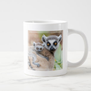 Ringtailad lemurbebis på mammans rygg jumbo mugg