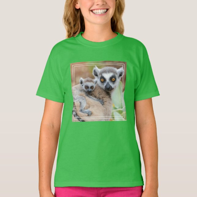 Ringtailad lemurbebis på mammans rygg t shirt (Framsida)