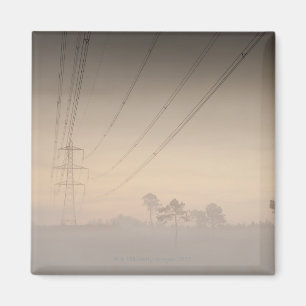 Rinnande elektricitetspylons och kablar magnet
