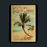 Rio de Janeiro Handflatan Träd Vintage resor Magnet<br><div class="desc">En unik återgivning i mitten av århundradet av den moderna tidningen Rio de Janeiro i Brasilien i vintage resor poster stil. Den har en böjd handflatan-träd på sandstrand med hav under en blå grumlig himmel.</div>