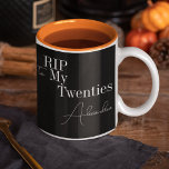 RIP 20-talets Svartvit Orange 30års födelsedag Par Två-Tonad Mugg<br><div class="desc">Det här är modernt, 30års födelsedag, Halloween. Den här enkla RIP-designen på 20-talet är i klassiskt svartvitt med en accent för orange. Det har snyggt-typografi och utrymme för att lägga till ditt namn. Perfekt för en coola och roligt, Halloween themed, 30års födelsedag party eller firande och idealisk som födelsedagspresent eller...</div>