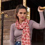 Ripe Red Strawbär på Rosa Patterned Sjal<br><div class="desc">Lägg till en snygg beröring till din utrustning med den här mönstrade halsduken. Den här utformningen ser nästan tillräckligt bra ut för att äta med mina realistiska stil-illustrationer av juicy mogna jordgubbar mot bakgrund av sötens rosa. Fruktbilderna återges i röda nyanser och krimson med grönt löv. Den här vackra paletten...</div>