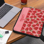 Ripe Red Strawbär på Rosa Personlig Laptop Fodral<br><div class="desc">Söt laptop sleeve är redot att vara personlig med namn. Den här utformningen ser nästan tillräckligt bra ut för att äta med mina realistiska stil-illustrationer av juicy mogna jordgubbar mot bakgrund av sötens rosa. Fruktbilderna återges i röda nyanser och krimson med grönt löv. Den här vackra paletten rik färg ge...</div>