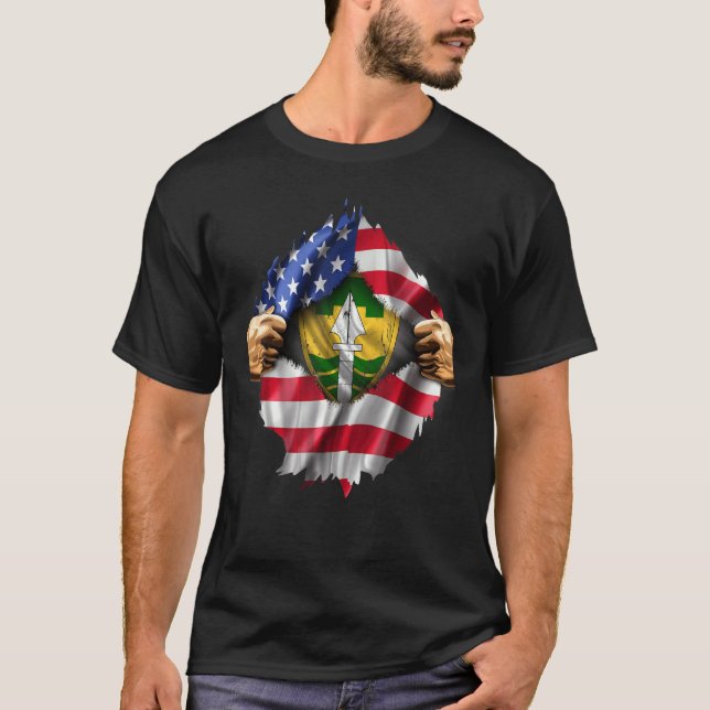 Rippad amerikansk Flagga Gömt 43:e militärpolis B T Shirt (Framsida)
