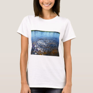 Rippel i sjö, från en fiskhoppande tee shirt