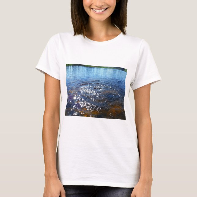 Rippel i sjö, från en fiskhoppande tee shirt (Framsida)