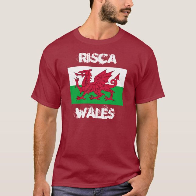 Risca, Wales med Welsh flagga T-shirt (Framsida)