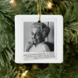Rita Levi-Montalcini Quote Women in Science Julgransprydnad Keramik<br><div class="desc">Ett citat av underbaren Rita Levi-Montalcini (1909-2012),  nobelpristagare,  briljant sinne och inspiration för oss alla: "Det spelar ingen roll organet vill ha. Jag är inte min kropp,  jag är min själ."</div>