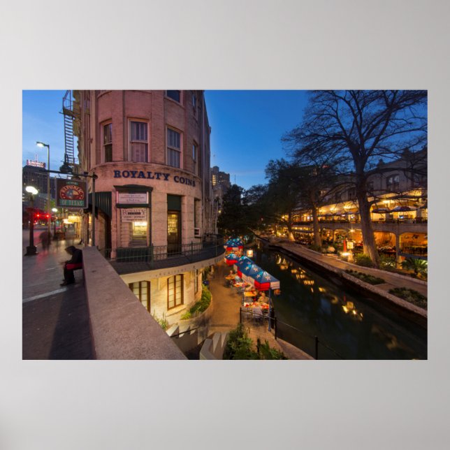 Riverpromenaden på Dusk i San Antonio 2, centrala  Poster (Framsidan)