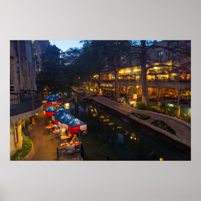 Riverpromenaden på Dusk i San Antonio, centrala de Poster (Framsidan)