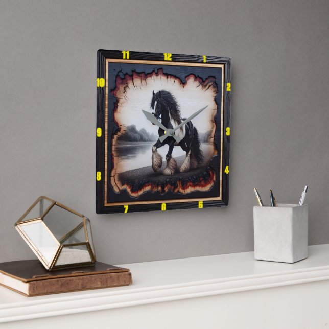 Riverside Trot: Charred Wood Gypsy Vanner Fyrkantig Klocka (Kontor)