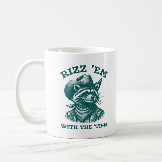 Rizz 'm med 'Tism Raccoon Cowboy Western Kaffemugg (Vänster)