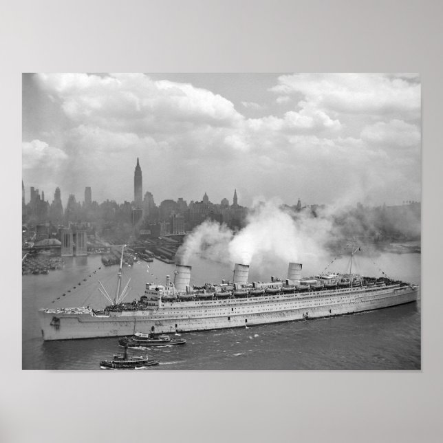 RMS Queen Mary som anländer i New York Harbour Poster (Framsidan)