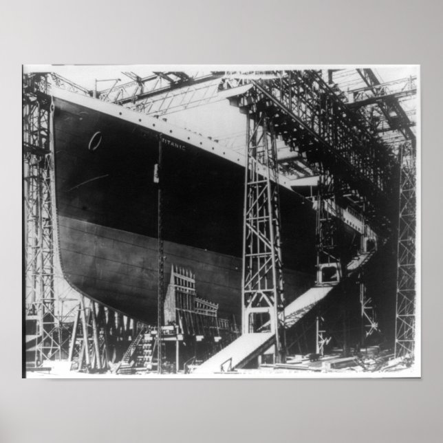 RMS Titanic - Steamship under Construction Poster (Framsidan)