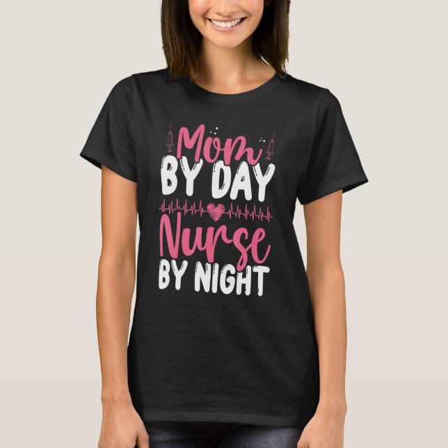 RN CNA-bedömning Sjuksköterska i Mamma Nattskift N T Shirt (Framsida)