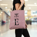 RN Registrerad sjuksköterska  Rosa Monogram Tygkasse<br><div class="desc">Anpassa monogrammet och namn på den här eleganten RN-registrerade sjuksköterskedesignen. Designad av Thisisnotme©</div>