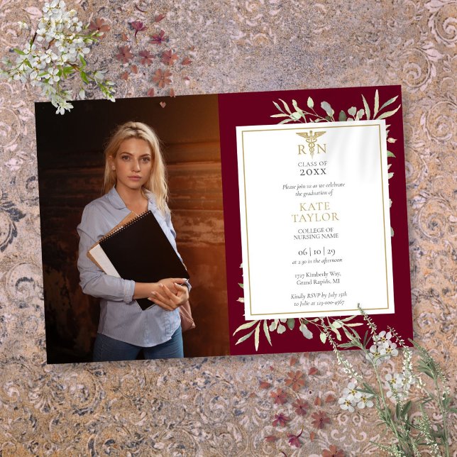 RN sjuksköterska examen Burgunder löv Foto Invit Inbjudningar (RN Nursing Graduation Burgundy Foliage Photo Invit Invitation)