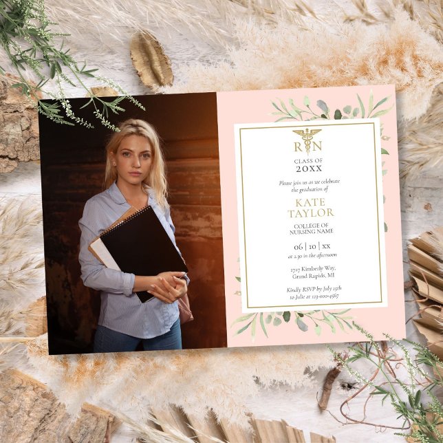RN-sjuksköterskeexamen Blush Rosa Lövverk Foto Inbjudningar (RN Nursing Graduation Blush Pink Foliage Photo Invitation)