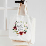 Ro Burgundy Blommigt WAN Budens mamma Tygkasse<br><div class="desc">En söt och elegant gåva till budens mamma,  som till och med har en burgudisk ro vattenfärgsgrön krans med "budens mamma" inskriven i handskript. Anpassa med ditt bröllop-datum eller mottagarens namn under.</div>
