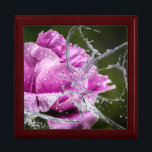 Ro Daul Smyckeskrin<br><div class="desc">Ett vackert foto av en rosa ros med en fjäril gjord av vatten finns på den här presentlådan av trä.Ditt val av fyra färger, med en platta inlagd i locket och mjuk filt inuti för att skydda smycken och keepsakes. Skapar det här en underbarare gåva för födelsedagar, årsdagar, Mors dag,...</div>