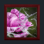 Ro Daul Smyckeskrin<br><div class="desc">Ett vackert foto av en rosa ros med en fjäril gjord av vatten finns på den här presentlådan av trä.Ditt val av fyra färger, med en platta inlagd i locket och mjuk filt inuti för att skydda smycken och keepsakes. Skapar det här en underbarare gåva för födelsedagar, årsdagar, Mors dag,...</div>