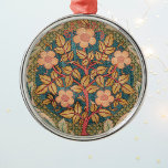 Ro Embroidery Design av William Morris Julgransprydnad Metall<br><div class="desc">Den här fina Ro-andedesignen är ett nytt avtryck av vintagens broderier. Den ursprungliga utformningen skapades av William Morris, en berömd brittisk textildesigner i mitten och slutet av 1800-talet. Den blommar persikan och rosa ros bush omges av ljust grönt ekar som vävs i en dekorativ blommigt och leafy mönster mot en...</div>