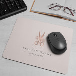 Ro Guld Blommigt Scissor Salon Logotyp Musmatta<br><div class="desc">Chic personlig mousserande för ditt salon- eller frisättningsföretag har två linjer anpassningsbar text i klassisk grått-text,  på blekens  rosa-bakgrund med ett par blommor i saxar i faux ro guld-folie.</div>